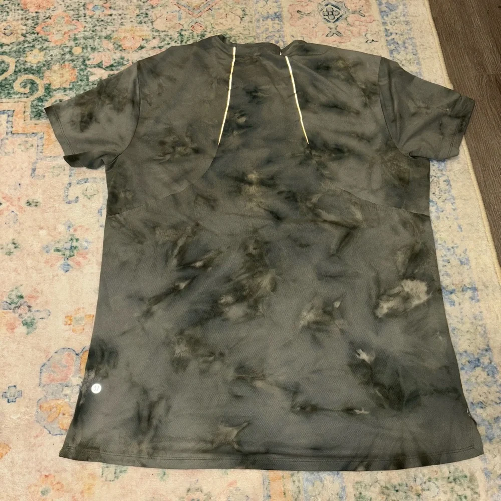 Men’s Lululemon athletic shirt